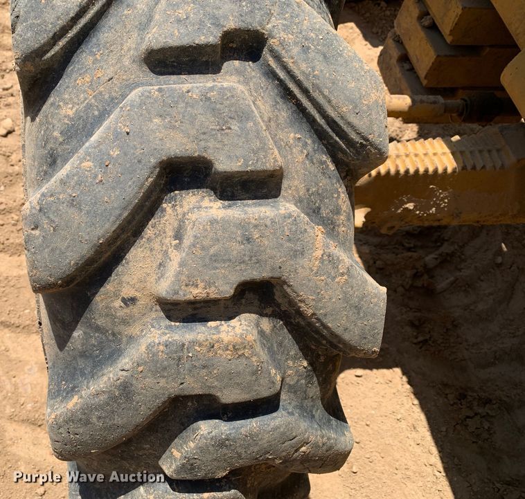 image for item DM7907 2003 Caterpillar 420D industrial tractor