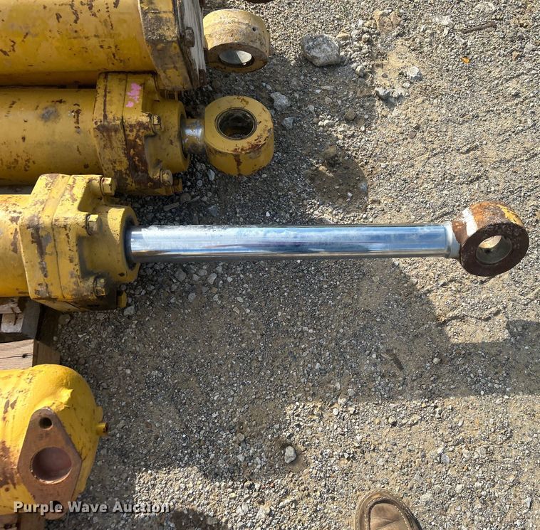 image for item DO6518 (9) hydraulic cylinders