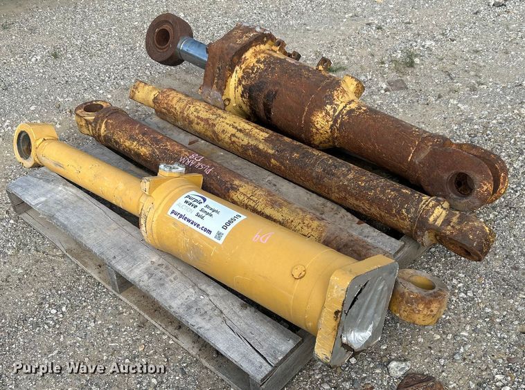 image for item DO6519 (4) hydraulic cylinders