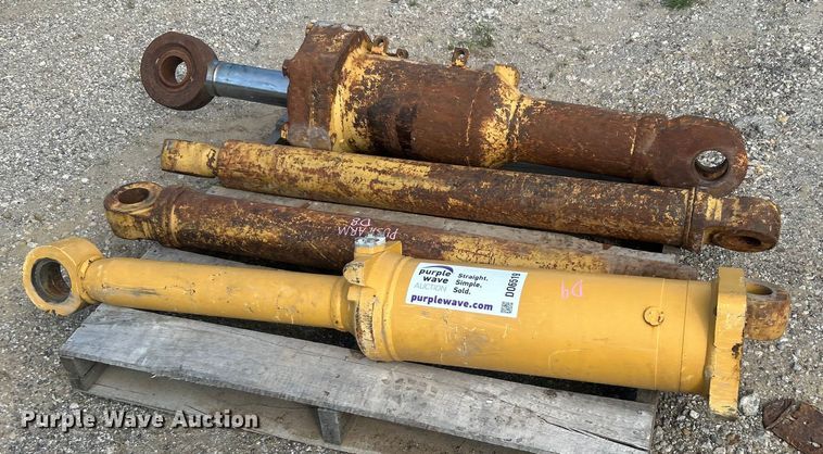 image for item DO6519 (4) hydraulic cylinders