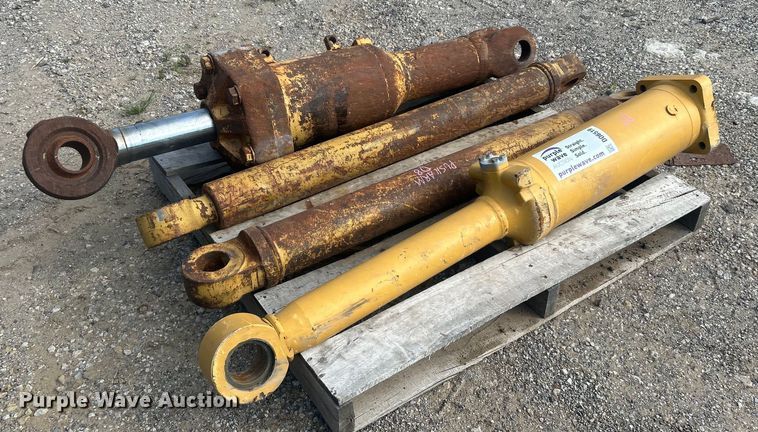 image for item DO6519 (4) hydraulic cylinders