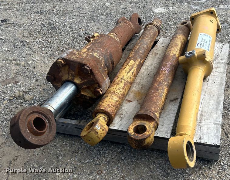 image for item DO6519 (4) hydraulic cylinders