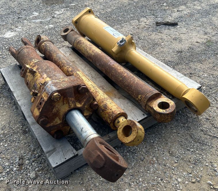 image for item DO6519 (4) hydraulic cylinders