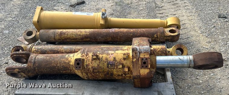 image for item DO6519 (4) hydraulic cylinders