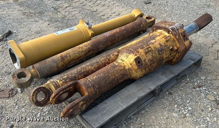 image for item DO6519 (4) hydraulic cylinders