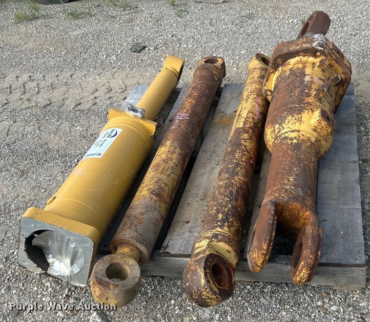 image for item DO6519 (4) hydraulic cylinders