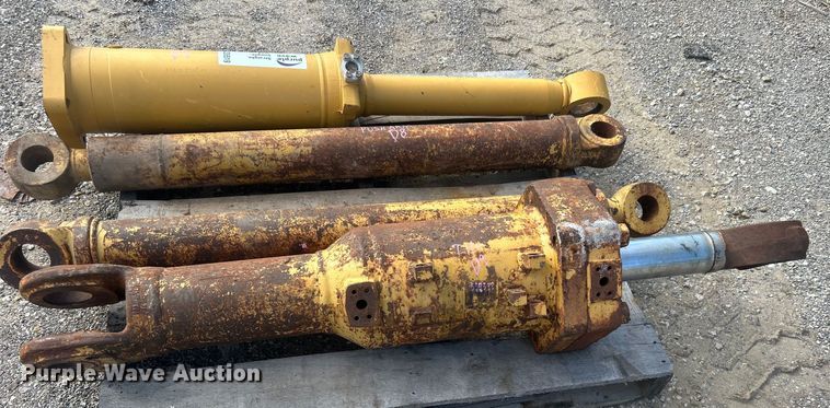 image for item DO6519 (4) hydraulic cylinders