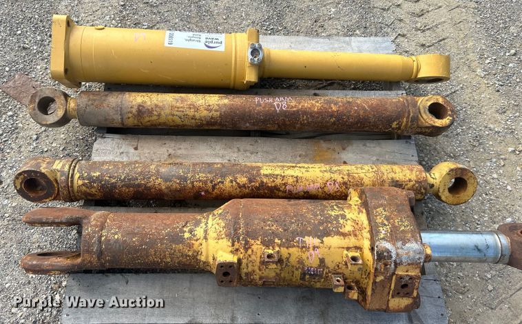 image for item DO6519 (4) hydraulic cylinders