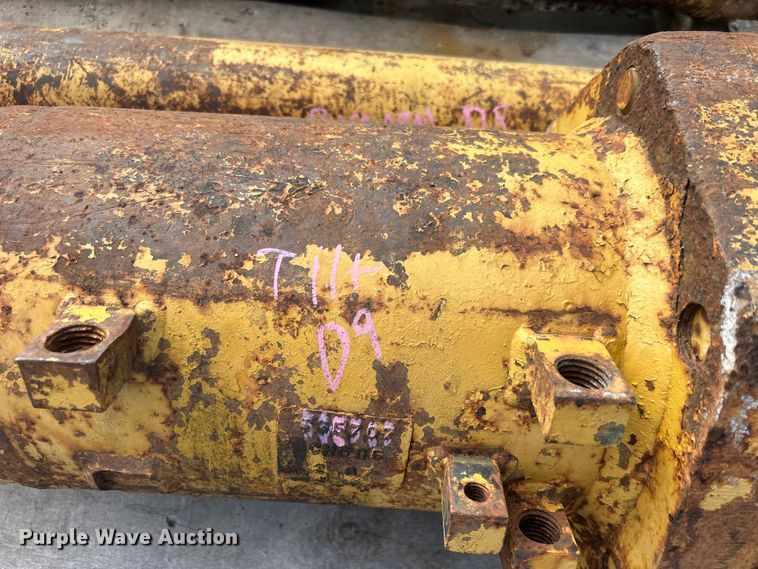 image for item DO6519 (4) hydraulic cylinders