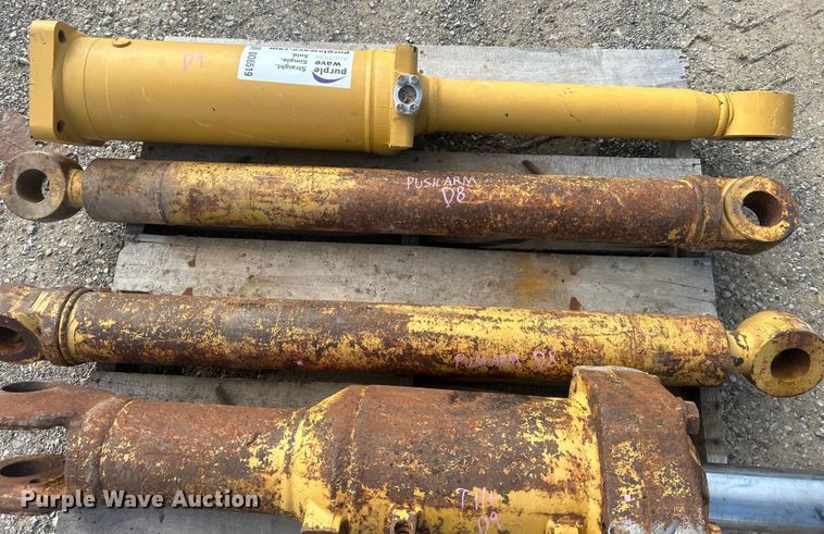 image for item DO6519 (4) hydraulic cylinders