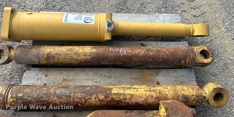 image for item DO6519 (4) hydraulic cylinders