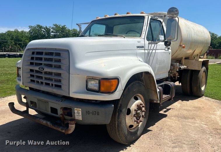 image for item DO6522 1999 Ford F800 water truck