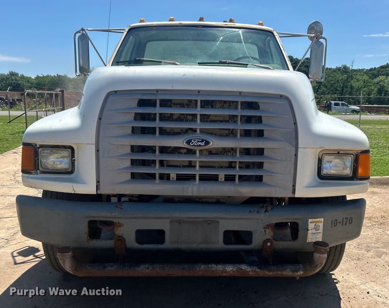 image for item DO6522 1999 Ford F800 water truck