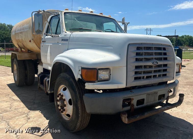 image for item DO6522 1999 Ford F800 water truck