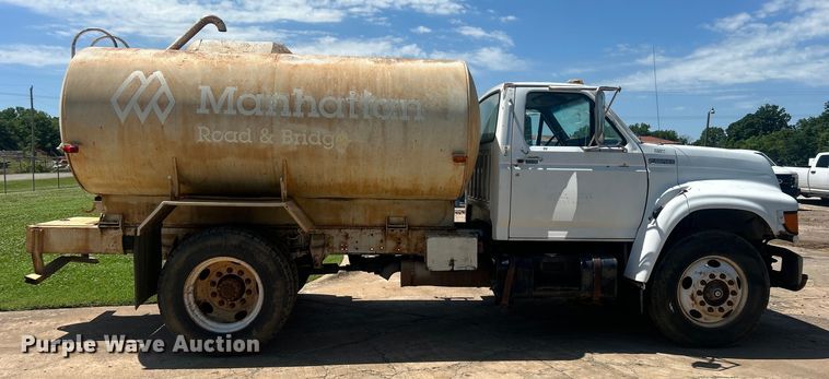 image for item DO6522 1999 Ford F800 water truck