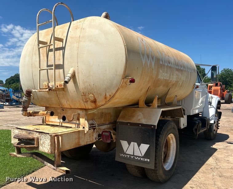 image for item DO6522 1999 Ford F800 water truck