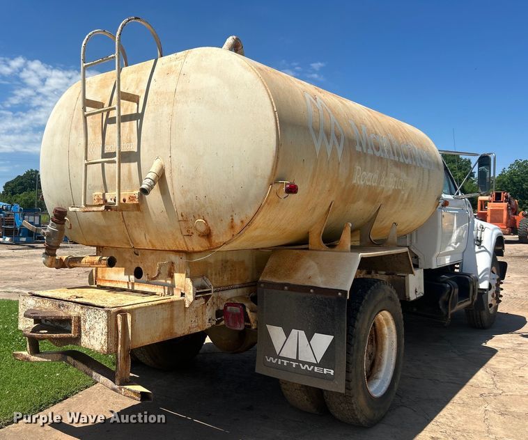 image for item DO6522 1999 Ford F800 water truck