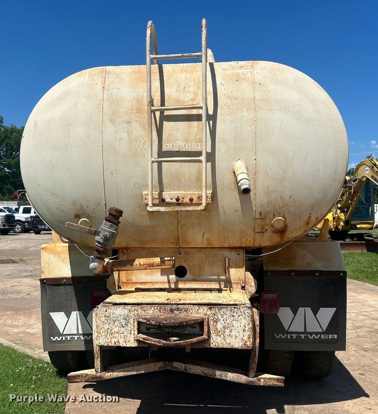 image for item DO6522 1999 Ford F800 water truck