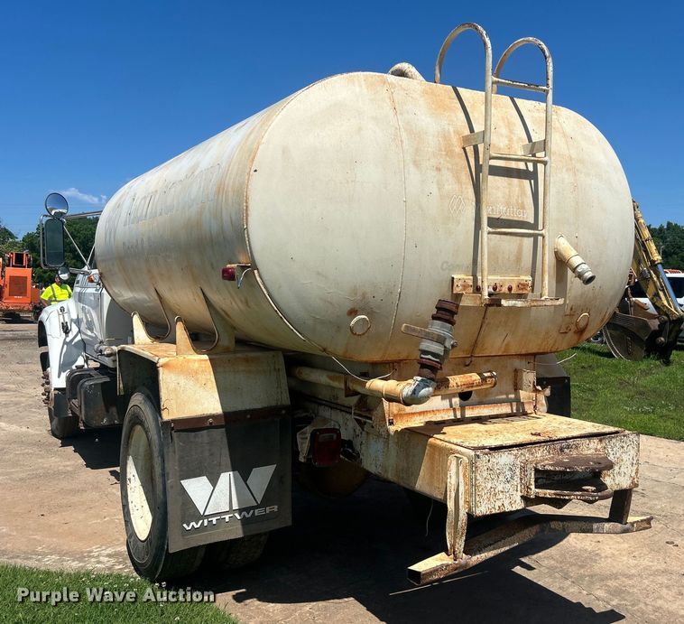 image for item DO6522 1999 Ford F800 water truck