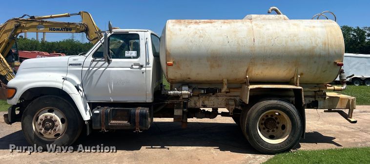 image for item DO6522 1999 Ford F800 water truck
