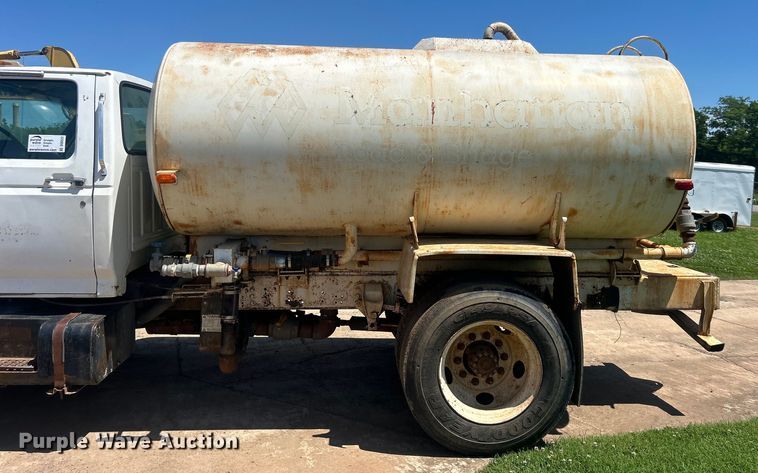 image for item DO6522 1999 Ford F800 water truck