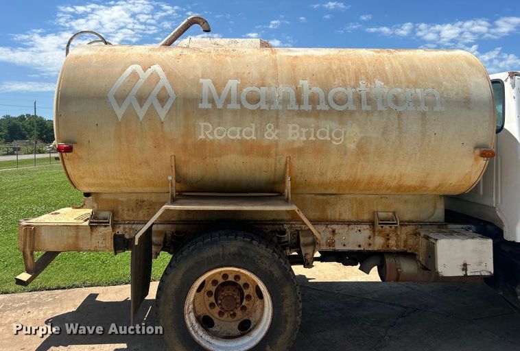 image for item DO6522 1999 Ford F800 water truck