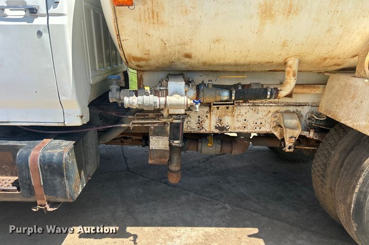 image for item DO6522 1999 Ford F800 water truck