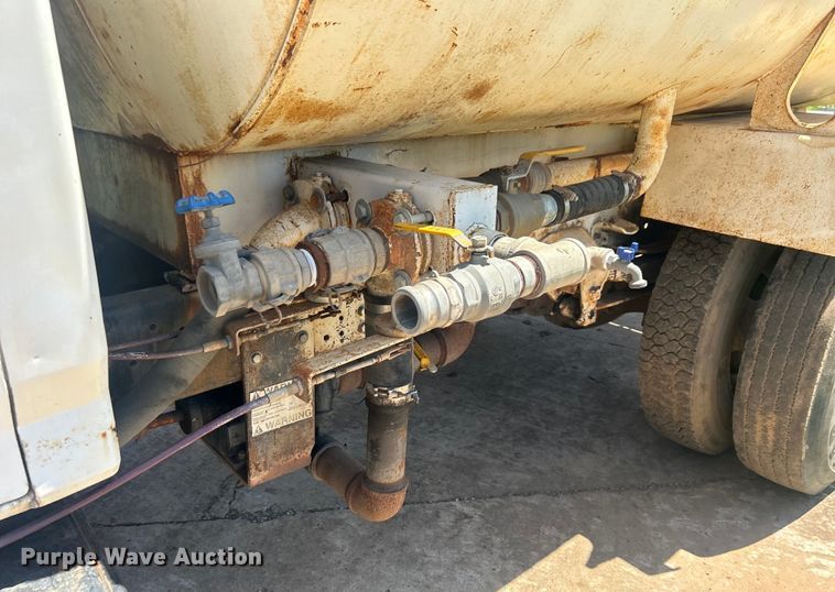 image for item DO6522 1999 Ford F800 water truck