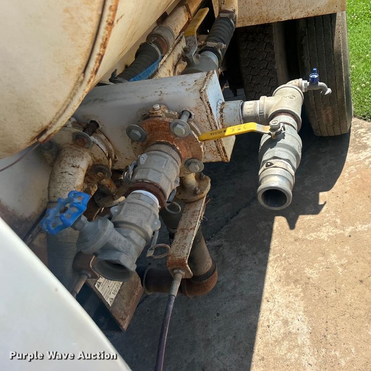 image for item DO6522 1999 Ford F800 water truck