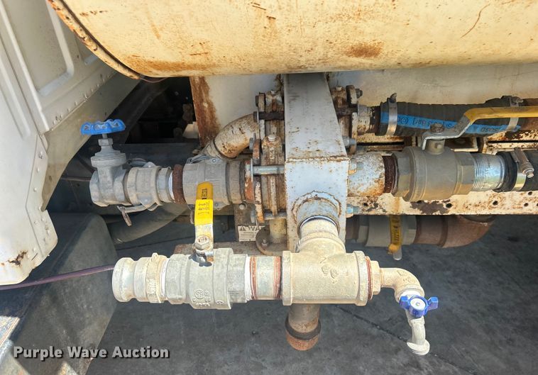 image for item DO6522 1999 Ford F800 water truck