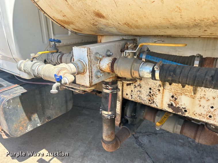 image for item DO6522 1999 Ford F800 water truck