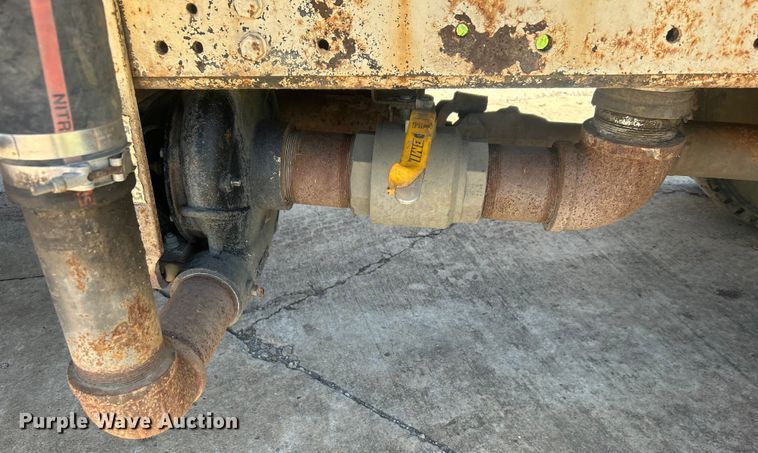 image for item DO6522 1999 Ford F800 water truck