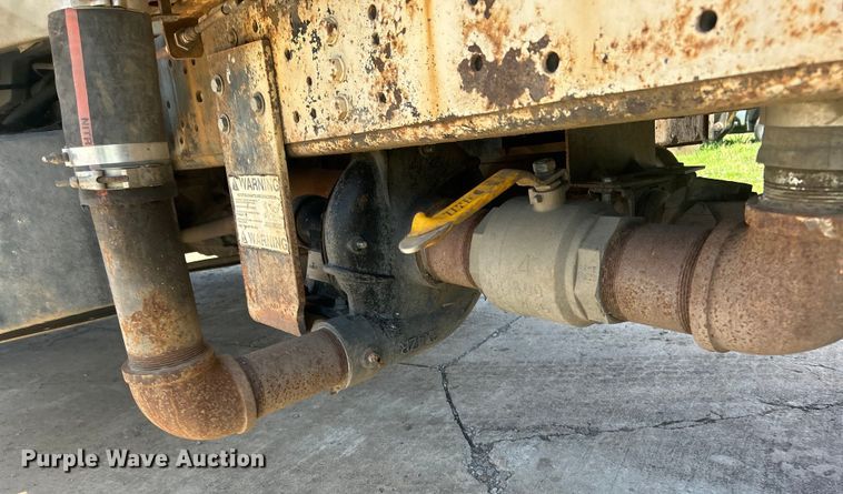 image for item DO6522 1999 Ford F800 water truck