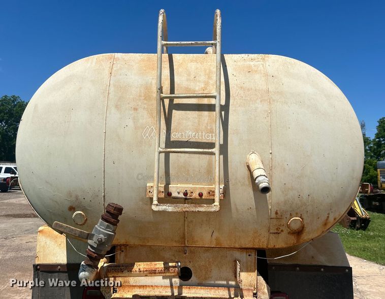 image for item DO6522 1999 Ford F800 water truck