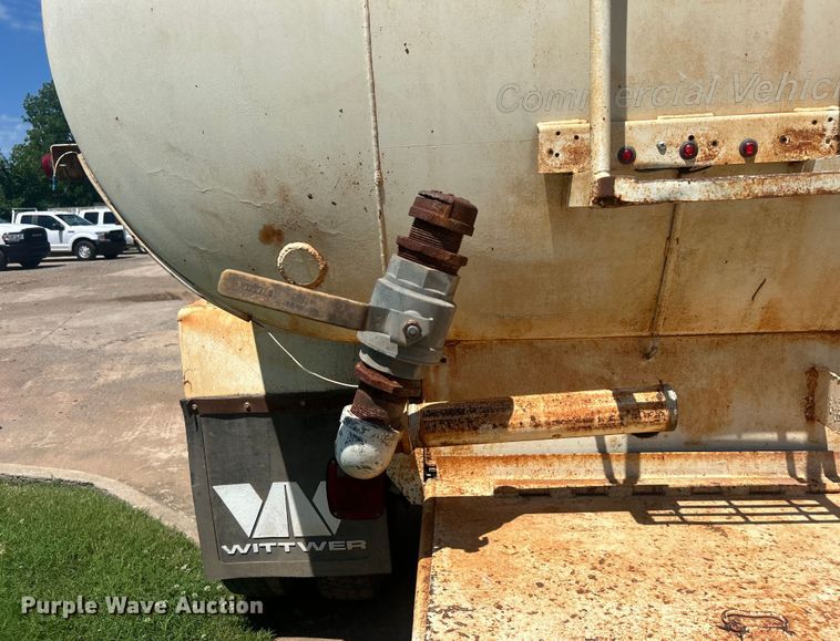 image for item DO6522 1999 Ford F800 water truck