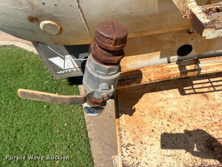 image for item DO6522 1999 Ford F800 water truck