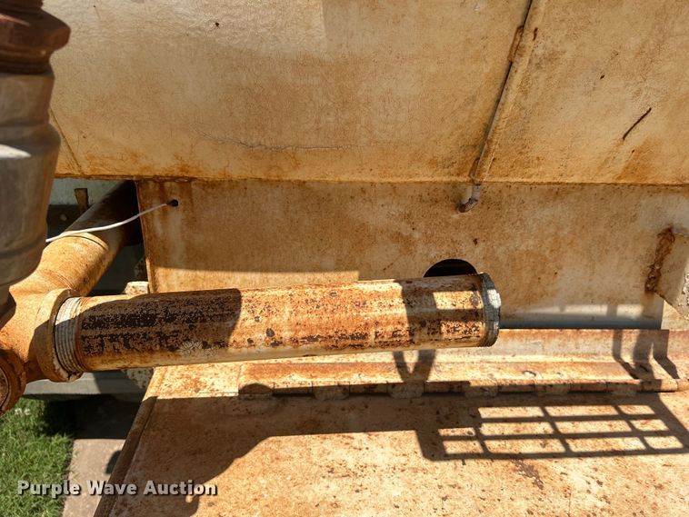 image for item DO6522 1999 Ford F800 water truck