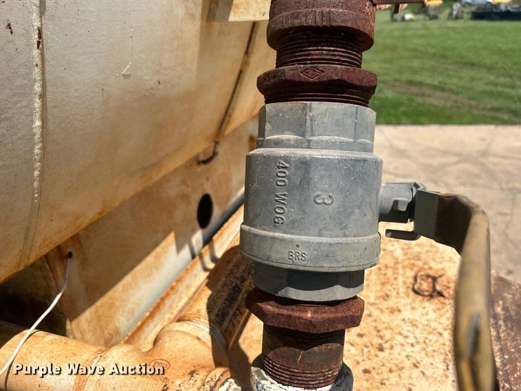 image for item DO6522 1999 Ford F800 water truck