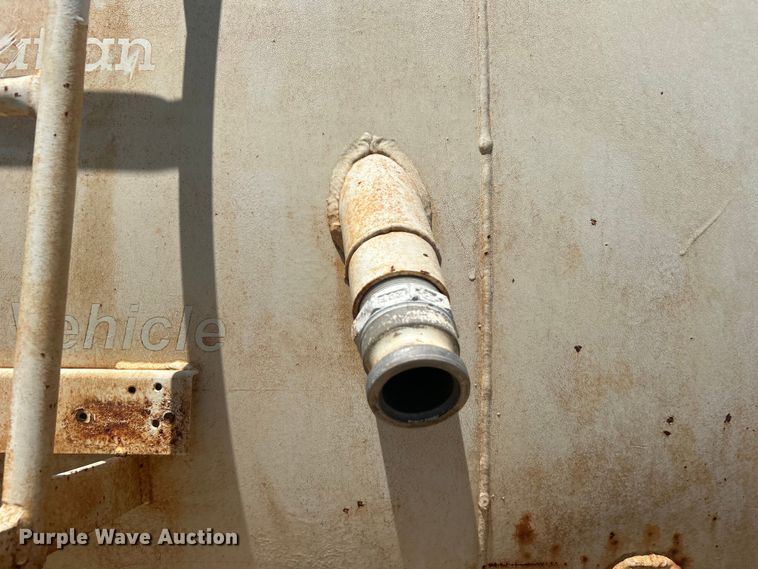 image for item DO6522 1999 Ford F800 water truck