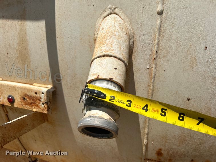 image for item DO6522 1999 Ford F800 water truck