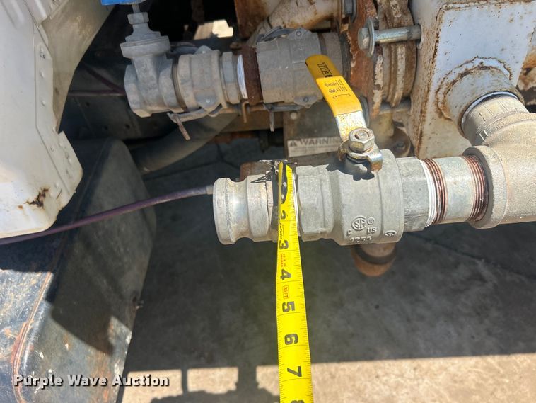 image for item DO6522 1999 Ford F800 water truck