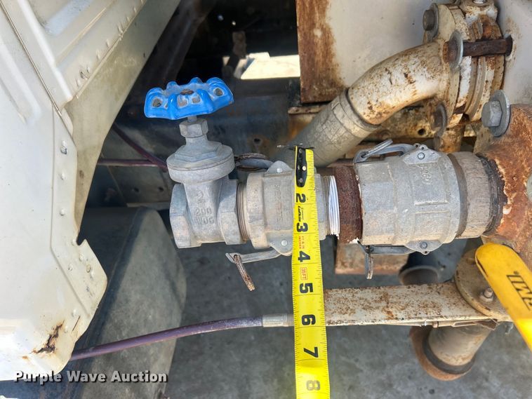 image for item DO6522 1999 Ford F800 water truck