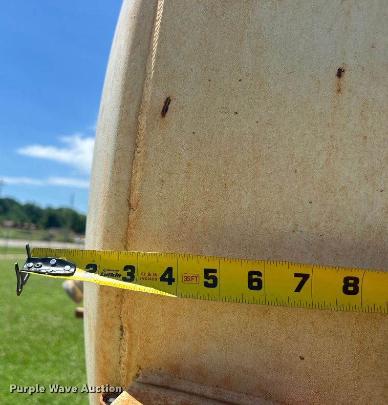 image for item DO6522 1999 Ford F800 water truck