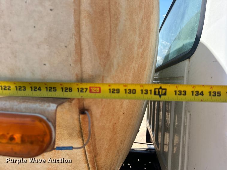 image for item DO6522 1999 Ford F800 water truck