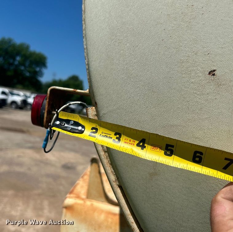 image for item DO6522 1999 Ford F800 water truck