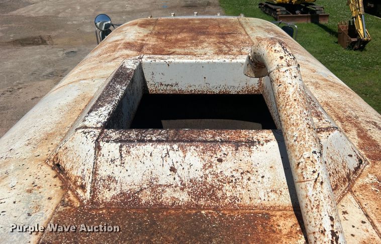 image for item DO6522 1999 Ford F800 water truck