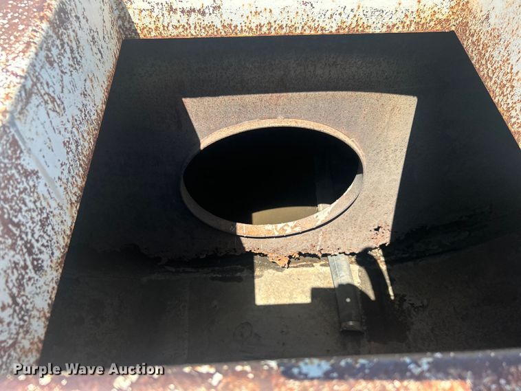 image for item DO6522 1999 Ford F800 water truck