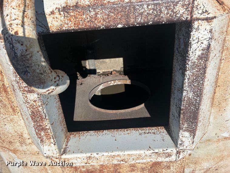 image for item DO6522 1999 Ford F800 water truck