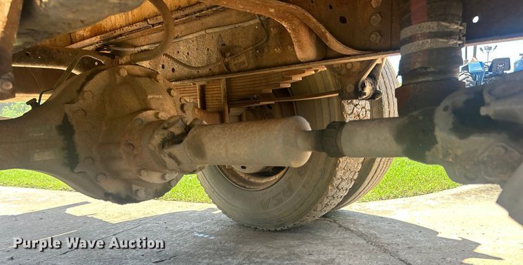 image for item DO6522 1999 Ford F800 water truck