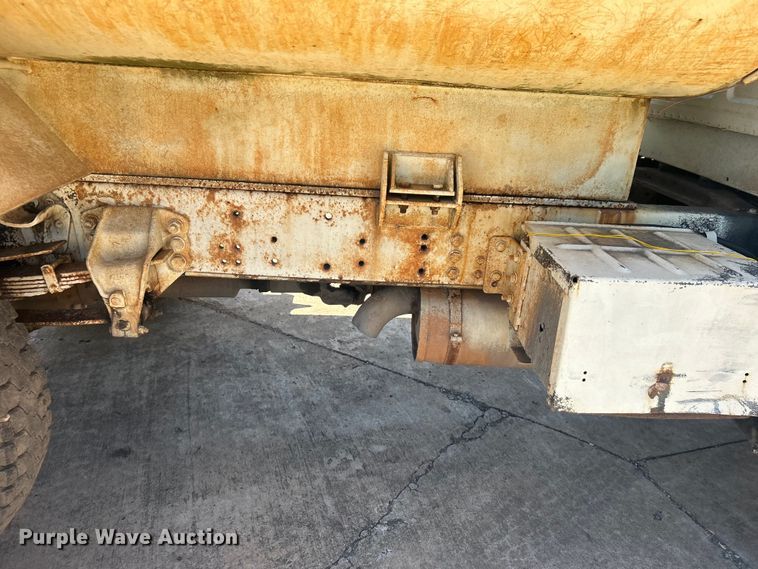 image for item DO6522 1999 Ford F800 water truck